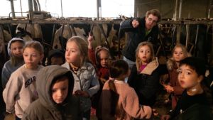 Ook plattelandskinderen staan versteld op de kaasboerderij. ‘Is mozzarella kaas?’