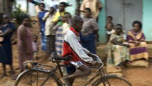 Damene i gaten ber og takker - jeg tar meg i å undre på hva de takker for