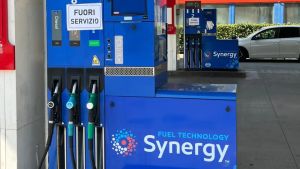 Assalto ai distributori per il pieno scontato. Code e serbatoi vuoti, ecco dove