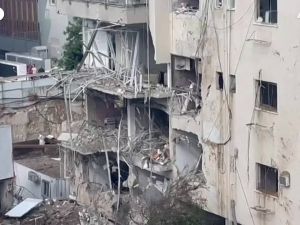 Tel Aviv, missile iraniano colpisce un edificio: le immagini
