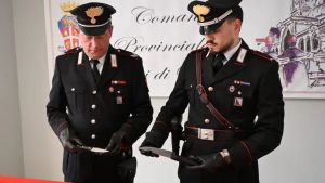Controlli anti-furti a Udine, quattro giovani denunciati: sequestrati coltelli e martello