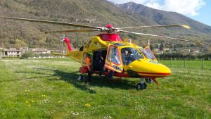 Si schianta contro un albero dopo il lancio con il parapendio: 34enne in ospedale