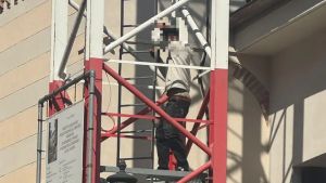 Operaio sale per protesta su una gru in centro a Padova