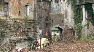 Operai acrobati al Castello di Gradisca per ripulire tutte le mura