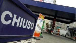 Carburanti, rialzi senza fine. Alcuni finiscono il greggio: 