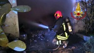 Incendio in un rimessaggio agricolo a Massa e Cozzile, intervento dei vigili del fuoco