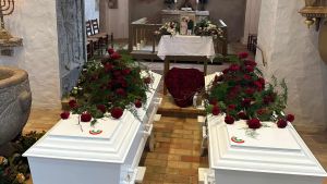 Han skrev et sidste brev: Fyldt kirke tog afsked med kendt par, der døde med få ...