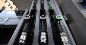 Il diesel torna sopra i 2 euro: dopo il referendum, lo sconto sulle accise è un problema per Meloni