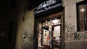 Troppi adesivi sulle vetrine, scatta la multa alla storica Osteria Sottovento di Pavia