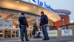 Calcio alla guardia e fuga tra la folla: caos alle Befane, fermato 24enne