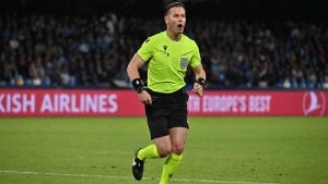 Un poliziotto dal cartellino facile. Ecco chi è Makkelie l’arbitro di Italia-Irlanda del Nord