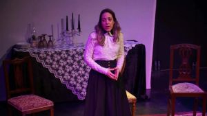 «Η Αντέλα θέλει να τα σπάσει όλα για να ζήσει»: Η Άννα Κοκκίνου μιλά για το «Σπίτι της Μπερνάρντα Άλμπα»