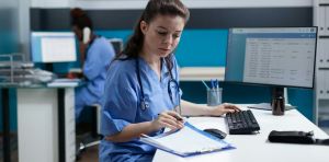 Les assistantes infirmières‑chef n’ont pas le soutien qu’elles méritent. Voici la formation qui change tout