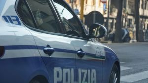 Irrompe in un bar con mini-motosega e coltello. Semina il panico e tenta la rapina