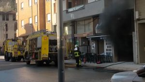 Susto en Aller: el incendio de unas cocheras desata la alarma en Cabañaquinta y provoca una densa humareda