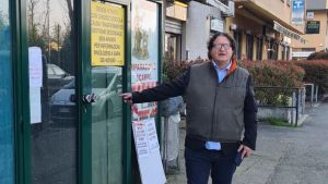 Rozzano, tenta di fermare i rapinatori in fuga: gravissima edicolante travolta dall’auto dei banditi