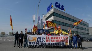 San Giuliano, sit-in ai cancelli della Gls: “Ritirate licenziamenti e sospensioni”