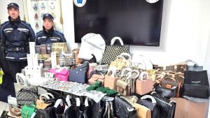 Orologi e borse ’tarocche’. Scatta il maxi sequestro in una casa disabitata