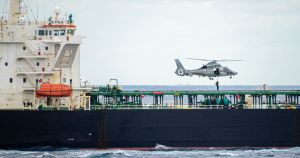 Contro la flotta ombra l'Europa sequestra, l'Ucraina colpisce