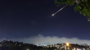 Bombe a grappolo, così l’Iran riesce a bucare lo Scudo di ferro di Israele: il missile va intercettato nella esosfera