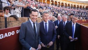 Moreno Bonilla tutela indirectamente las negociaciones de PP y Vox en Extremadura, Aragón y Castilla y León