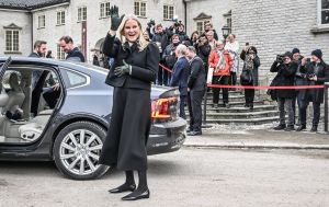 Hoffet tier helt stille