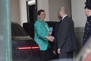 Statsministeren mødes nu med kong Frederik - ventes at afgive afskedsbegæring