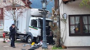Zwei Tote in Schramberg: Mutter und Tochter sterben bei Unfall mit Lastwagen