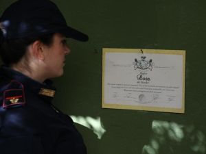 Camorra a Napoli, al Rione San Francesco abbattuta villa abusiva: sulla parete il 