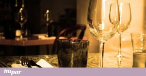 O casal da mesa ao lado