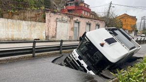 Se hunde el asfalto de un parque de Oviedo y se lleva por delante una barredora