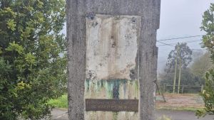 Roban las placas de bronce del monumento al Maestro Rural en Langreo: 