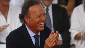Julio Iglesias demanda a la fiscalía por no facilitarle la denuncia en su contra por abuso sexual y la jueza les cita para este viernes