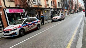 Detienen en El Llano a un hombre por agresión sexual y a su expareja por atacarle e incumplir una orden de alejamiento de otra relación