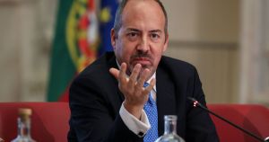 Álvaro Santos Pereira pede cabeça fria nos juros e defende imigrantes: “Os trabalhadores estrangeiros estão cá para trabalhar”