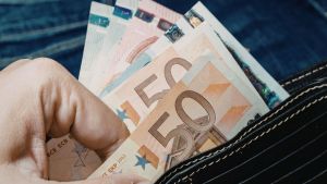 Pensioni aprile 2026, il calendario dei pagamenti: ma attenzione ai ricalcoli Inps e al tetto dei 1.000 euro (in contanti)