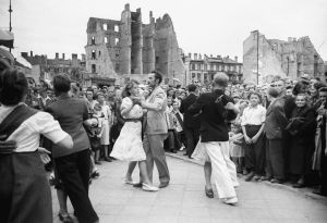 Der Untergang und die Wiederauferstehung von Warschau: Fotoausstellung im Pilecki-Institut