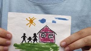 Mancano famiglie affidatarie, la testimonianza: «Non abbiate paura di compiere un gesto d’amore»