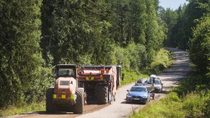 Politiikka | Lukijalta: Koulu kiinni, asema kiinni, tie soralle – verot ennallaan?