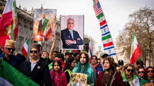 Misforstå ikke opbakningen til shahens søn. Det handler om at undgå fortidens fejl