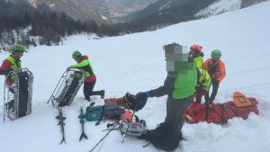 Cade durante un’escursione sul monte Siera e si rompe una gamba: scialpinista recuperata con l’elicottero