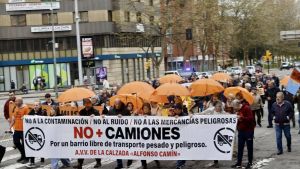 El barrio gijonés de La Calzada, al pie del cañón contra el tráfico pesado en una nueva protesta: 