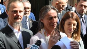 “Vogliamo tornare a essere famiglia”. Catherine, Nathan e l’arringa davanti alle telecamere: “Mai fatto del male ai nostri figli”