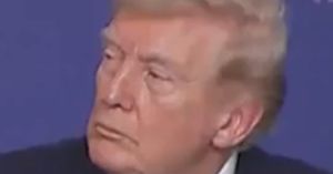 VIDEO Trza glavom, izokreće oči, svi se opet pitaju što se događa? Pogledajte snimku