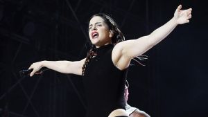 Rosalia interrompe il concerto a Milano: “Sto male, mi dispiace. Non ce la faccio”. E se ne va a metà dello show