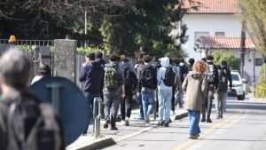 “L’ha colpita al collo, siamo scappati subito”: parlano i ragazzi della scuola di Trescore. I genitori: “Qui c’è un brutto clima”