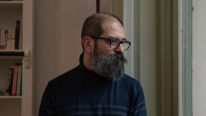 Il prof picchiato ad Abbiategrasso nel 2024: “Certe ferite non si rimarginano, ma sono tornato in classe: stare con i ragazzi è bellissimo”