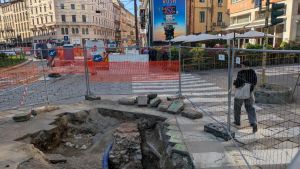 Sotto il pavè di via Torino spuntano le mura romane: “Ma i cantieri non rallenteranno”