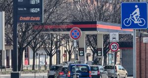 Il taglio fiscale sui carburanti è di circa 0,25 euro, ma il calo del prezzo è più piccolo. Problemi d'accisa