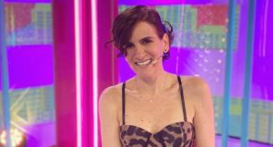 Gigi Mitre se encuentra muy enamorada y su novio suele ir a recogerla a los estudios de Willax